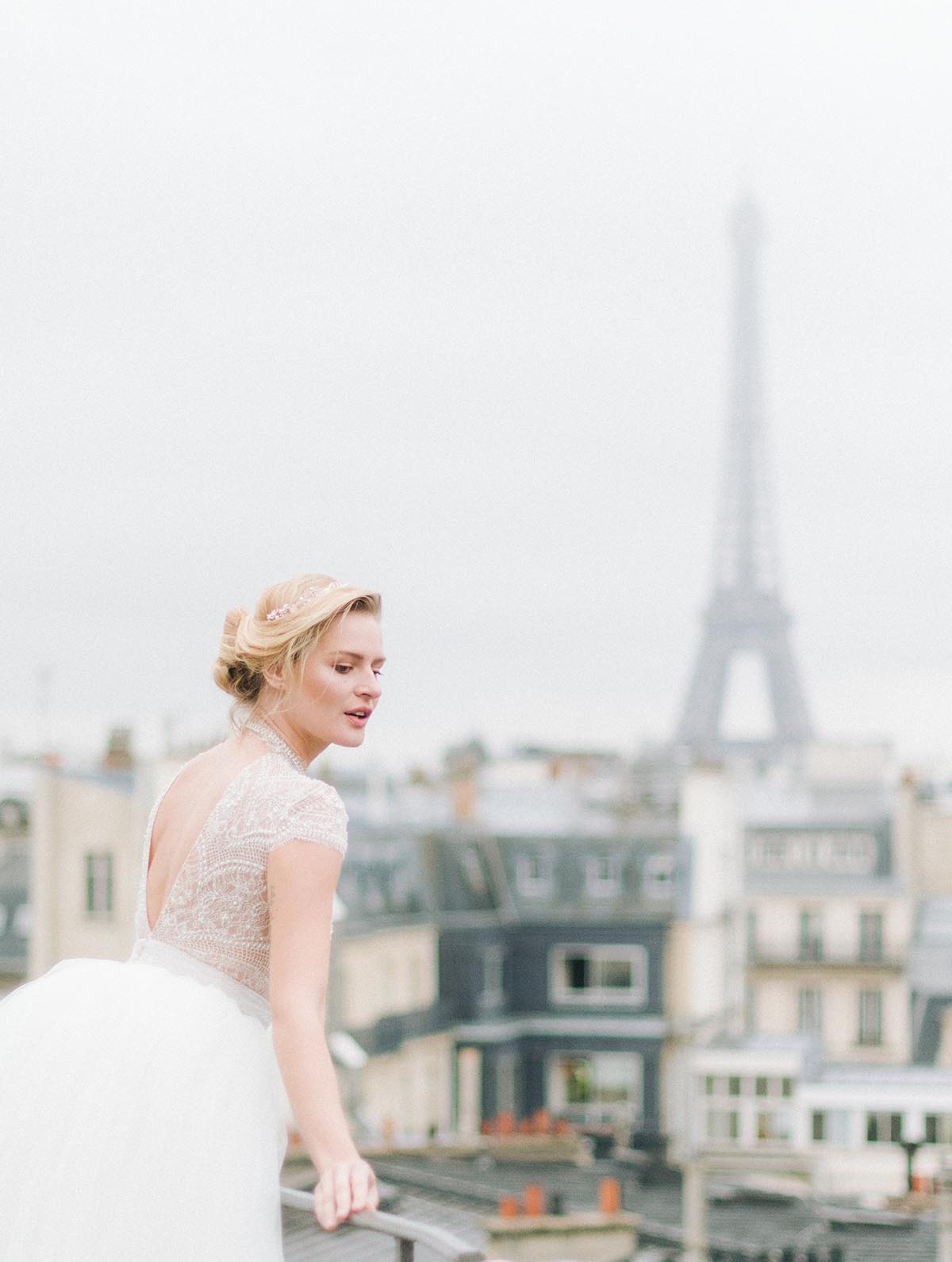 une mariée est dans paris à l'hotel marignan champrs élysées on voit la tour eiffel